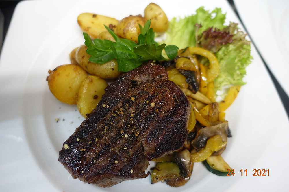 Steak mit Kartoffeln und Gemüse